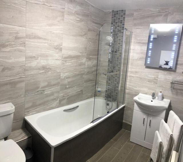 אינברנס Graphite Apartments מראה חיצוני תמונה